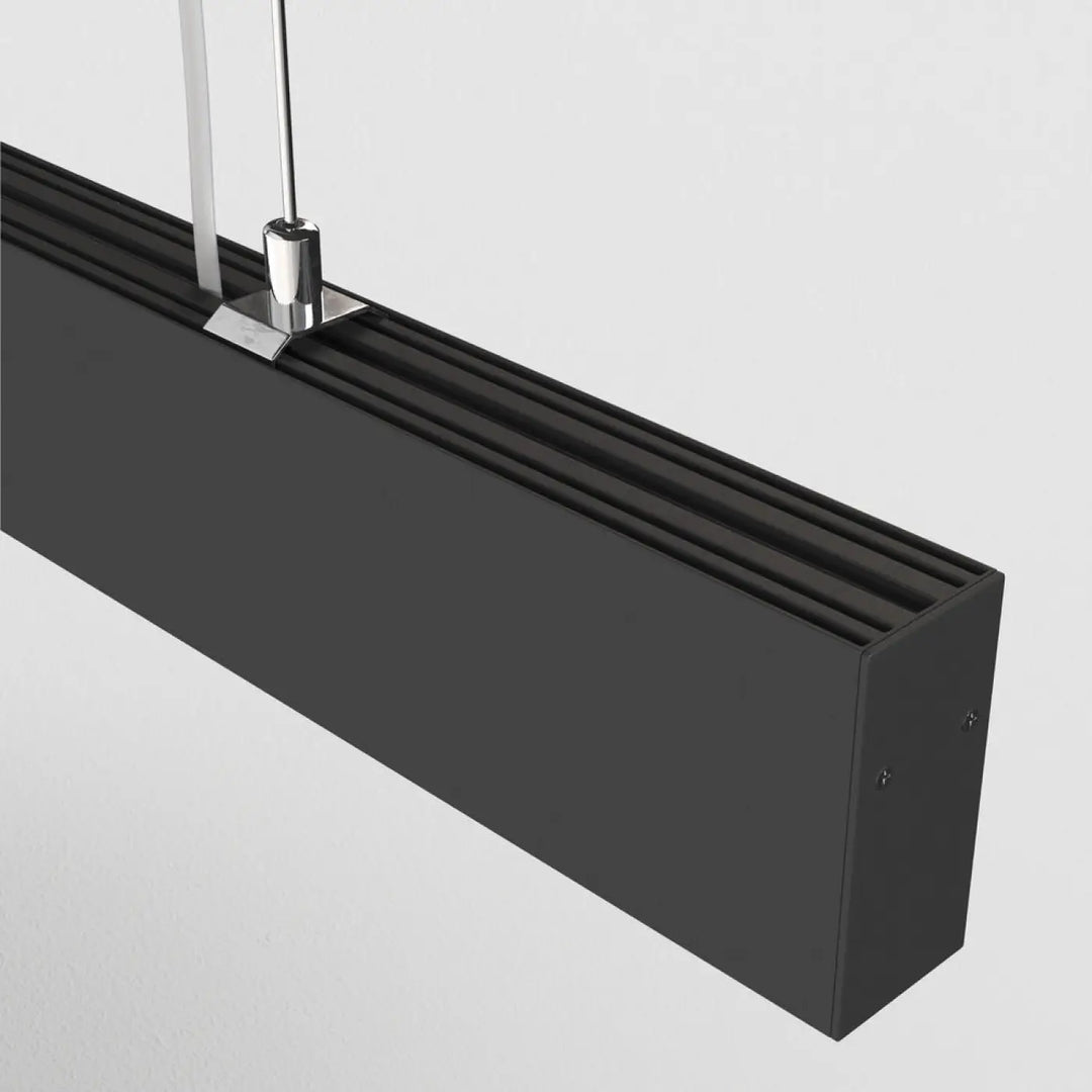 Suspension luminaire points barre linéaire noire avec support métallique suspendue pour points lumineux au-dessus d’un îlot