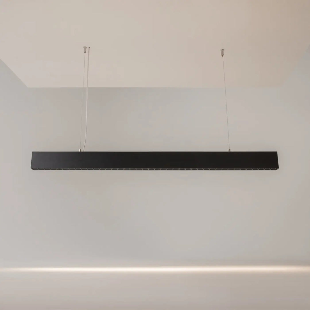 Suspension luminaire points lumineux barre noire rectangulaire led moderne suspendue au-dessus d’un îlot avec deux cordons fins