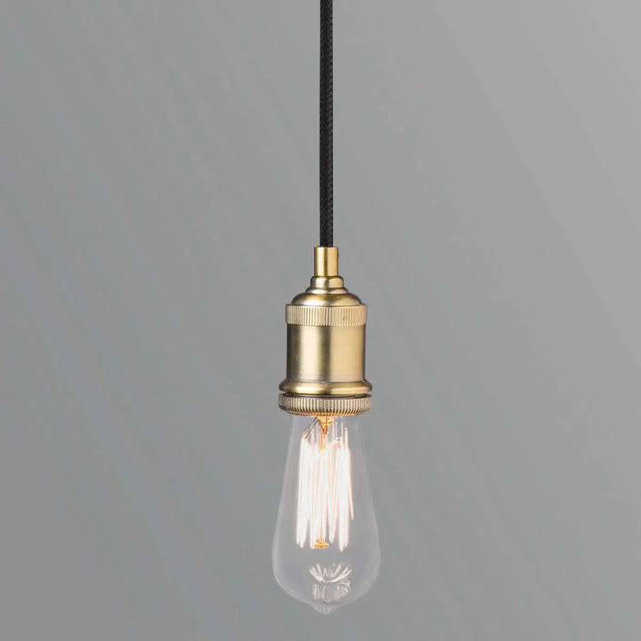 Suspension Art vieil or de Faro Barcelona en situation
