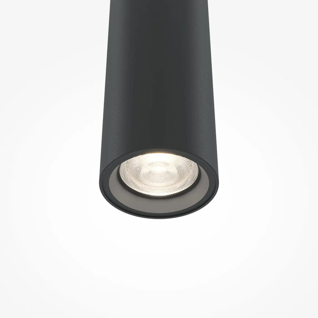 Suspension pro tube lumineux noir cylindrique en finition mate avec led éclairante au-dessus d’un espace intérieur
