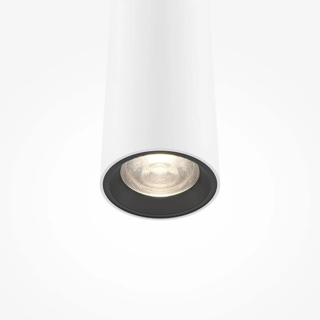 Suspension pro tube lumineux avec spot led cylindrique blanc encastré et bordure noire au-dessus d’un espace moderne
