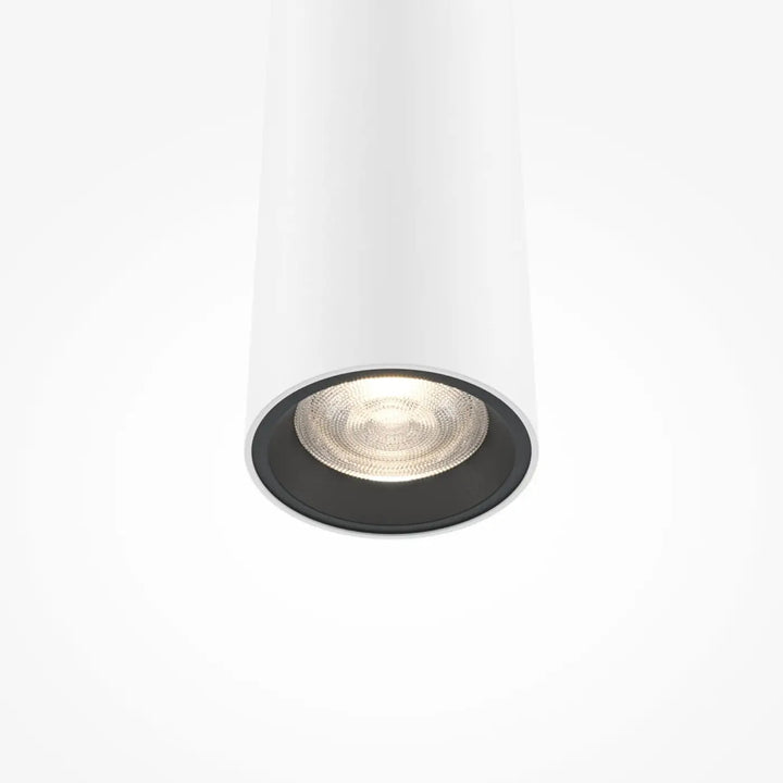 Suspension pro tube lumineux avec spot led cylindrique blanc encastré et bordure noire au-dessus d’un espace moderne