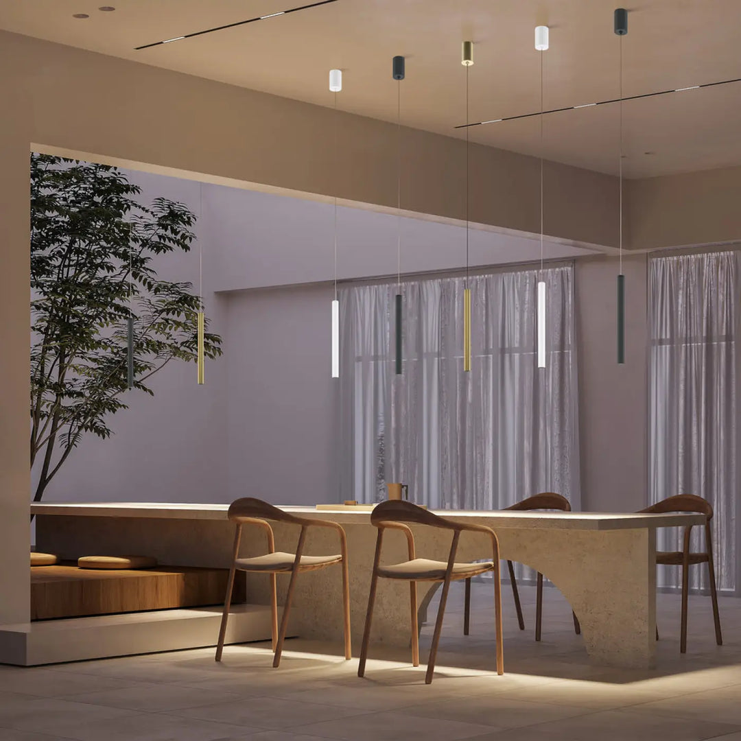 Suspension pro tube lumineux avec abat-jour cylindrique blanc et or au-dessus d’un espace moderne et minimaliste