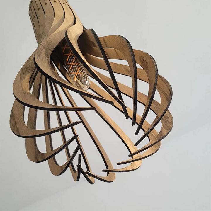 Suspension püntakapanel en bois fsc avec design en spirale et lattes découpées au laser dans des tons naturels