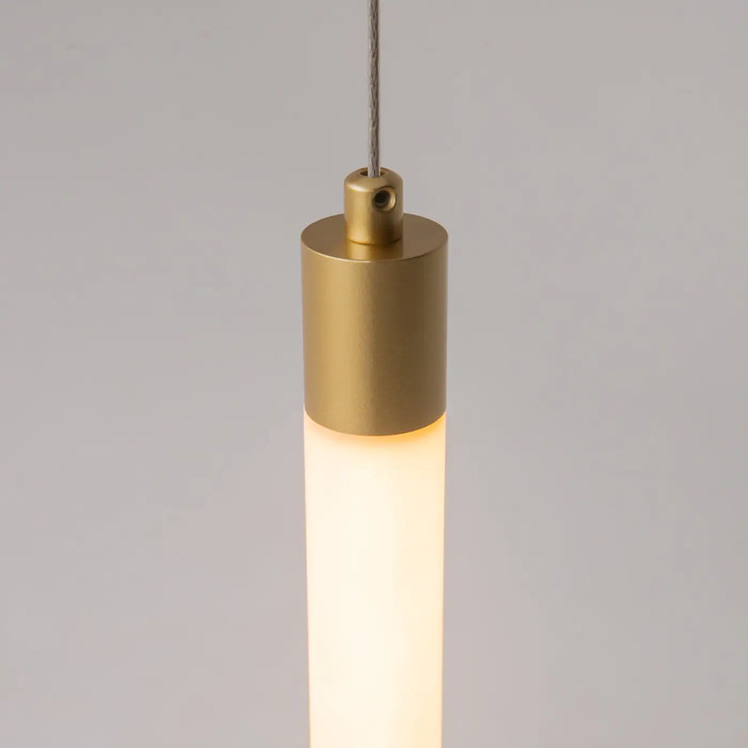 Suspension ray led intégrée en tube lumineux doré avec corps en verre dépoli diffusant une lumière chaude et douce