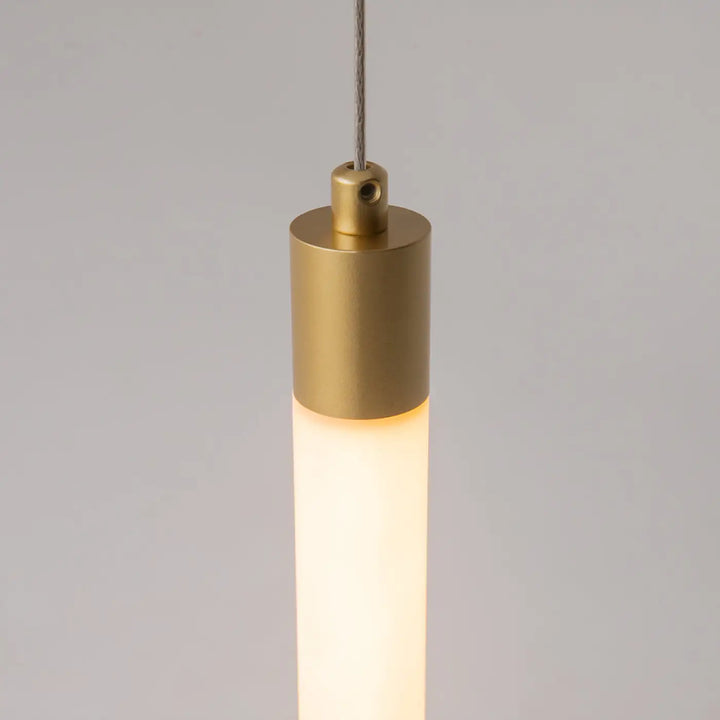 Suspension ray led intégrée en tube lumineux doré avec corps en verre dépoli diffusant une lumière chaude et douce