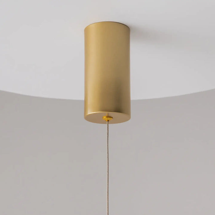 Suspension ray tube lumineux led intégrée en pendant cylindrique or mat avec cordon fin pour éclairage moderne