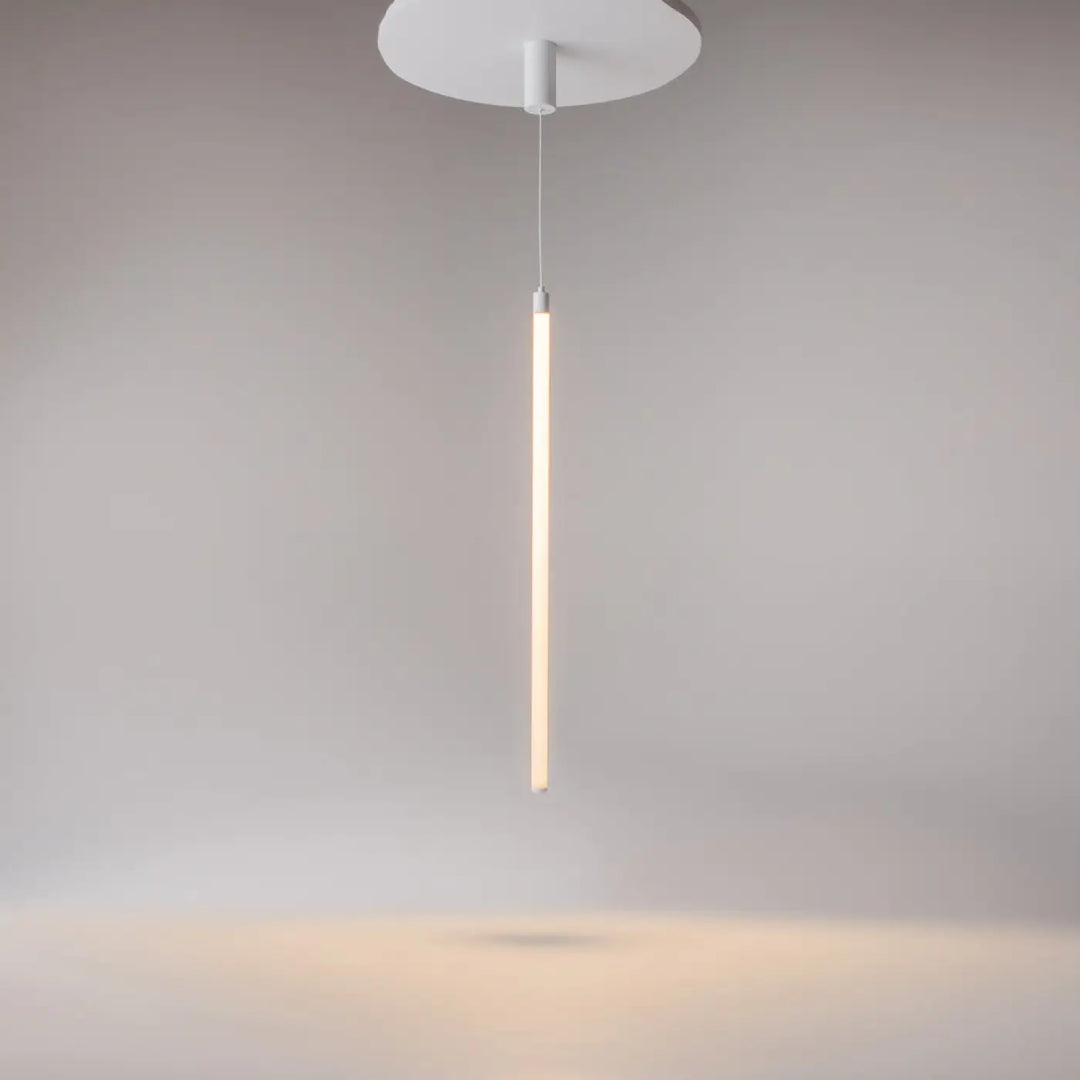 Minimalist suspension ray blanc avec tube lumineux led intégrée cylindrique diffusant une lueur ambiante chaude