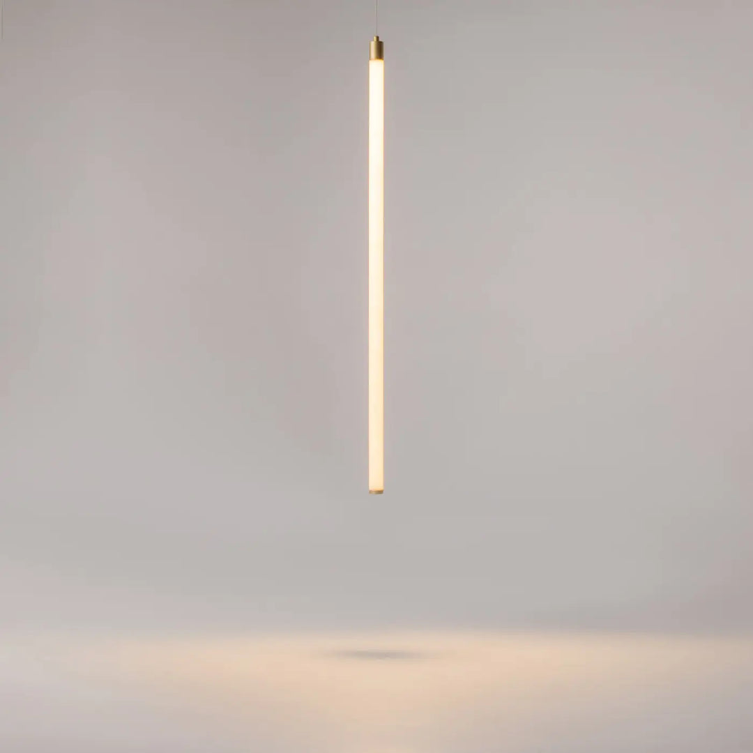 Suspension ray tube lumineux avec led intégrée design cylindrique minimaliste et éclairage blanc chaud avec embouts métalliques laiton