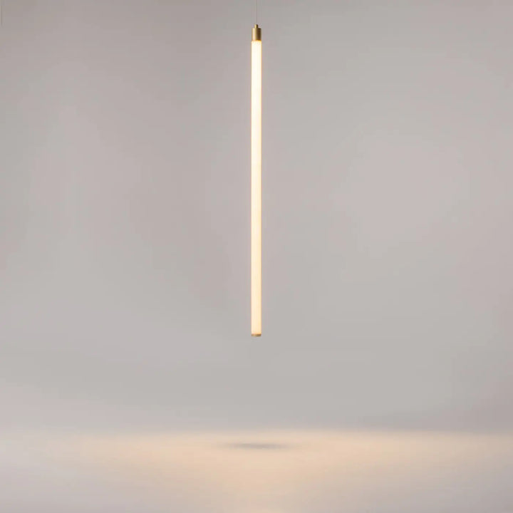 Suspension ray tube lumineux avec led intégrée design cylindrique minimaliste et éclairage blanc chaud avec embouts métalliques laiton