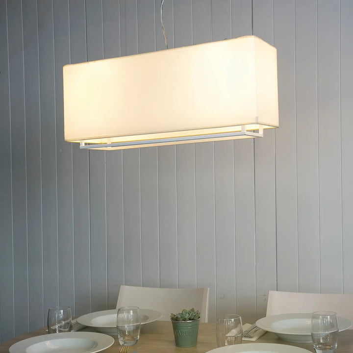 Suspension Vesper blanche allumée au-dessus d'une table