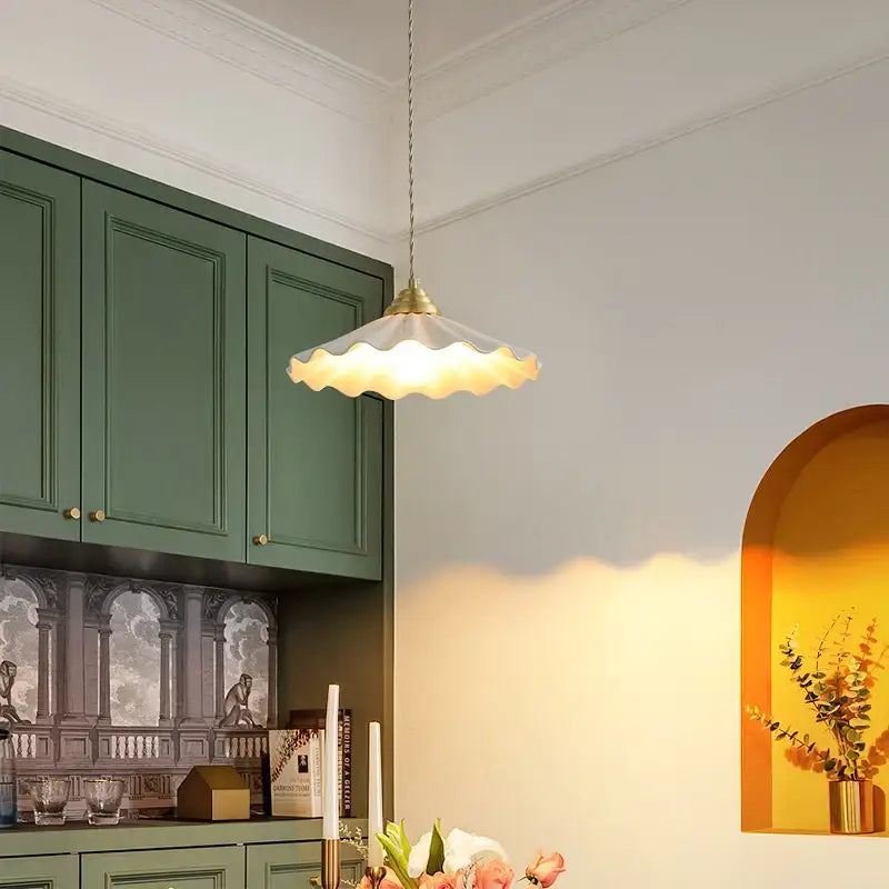 Suspension rétro chic à abat-jour ondulé et finition laiton

