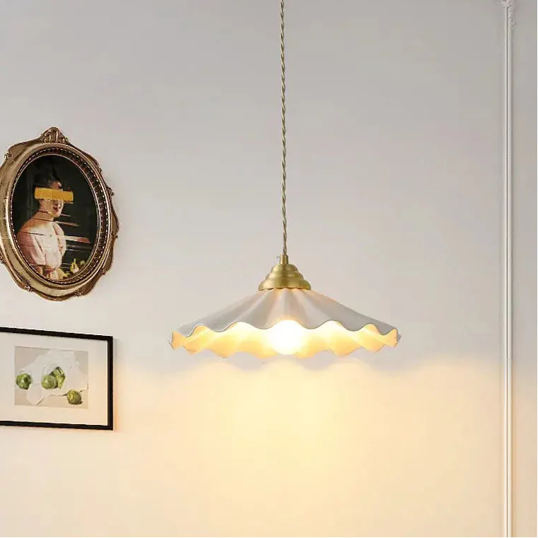 Suspension rétro chic à abat-jour ondulé et finition laiton

