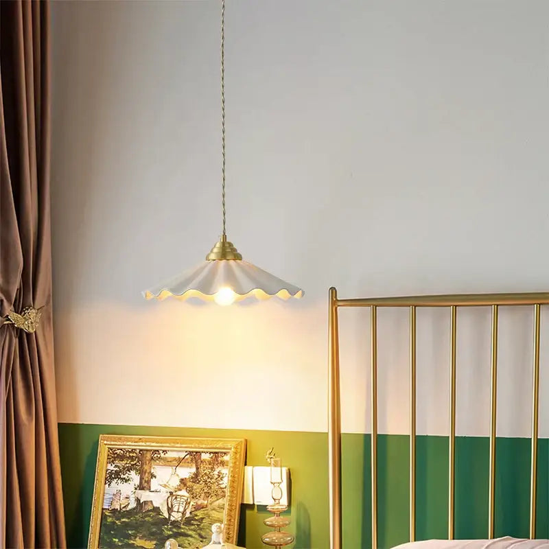 Suspension rétro chic à abat-jour ondulé et finition laiton

