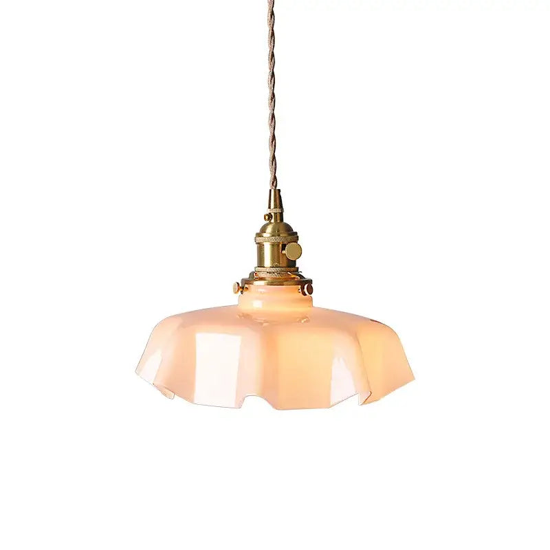 Suspension rétro en verre ondulé rose et laiton vieilli

