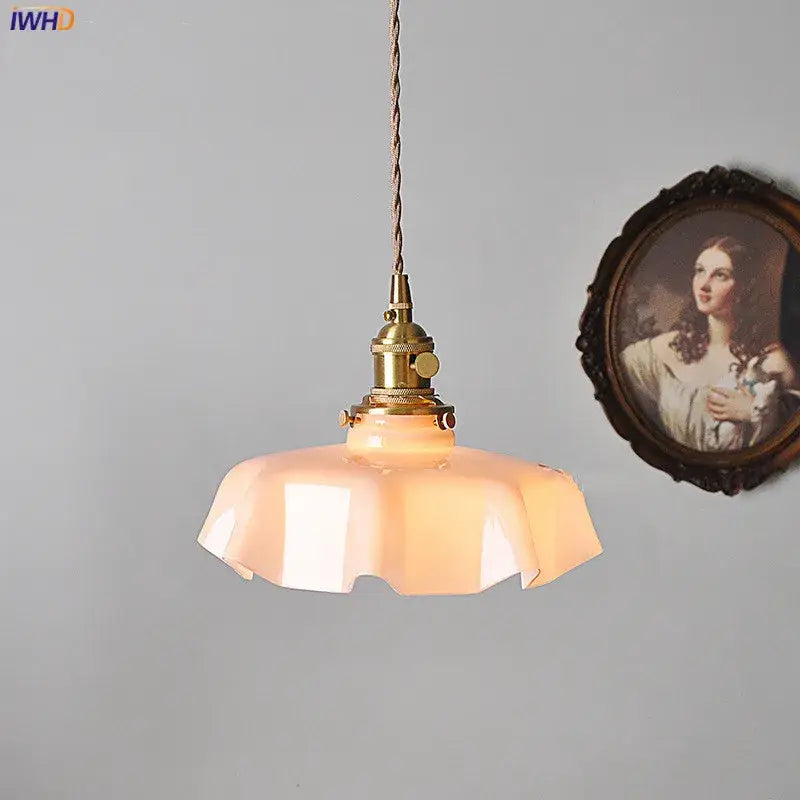 Suspension rétro en verre ondulé rose et laiton vieilli

