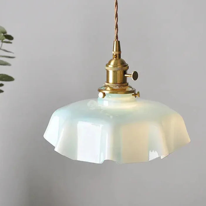 Suspension rétro en verre ondulé rose et laiton vieilli

