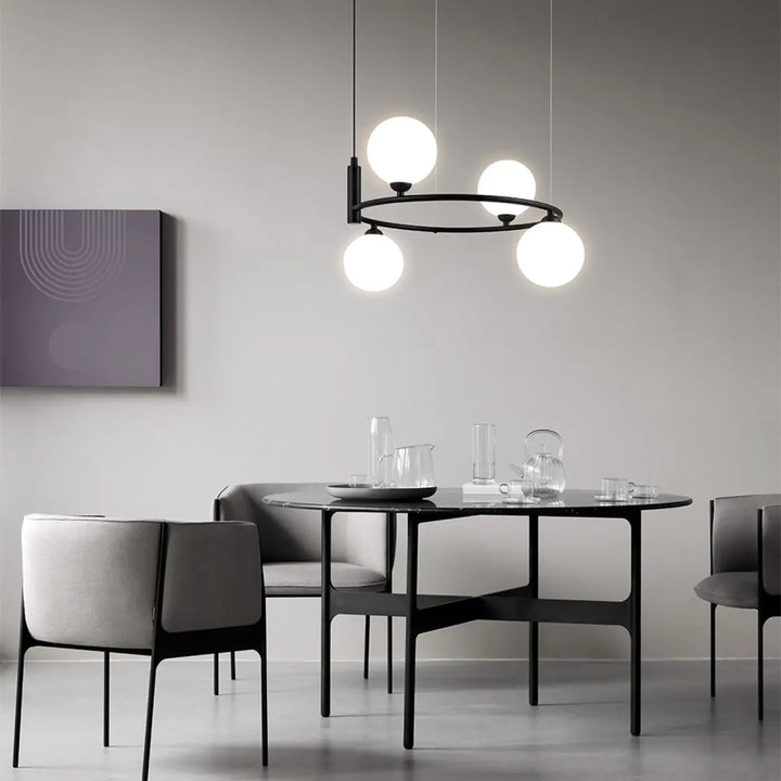 Suspension ring en métal noir moderne avec quatre globes blancs lumineux pour une touche art déco élégante