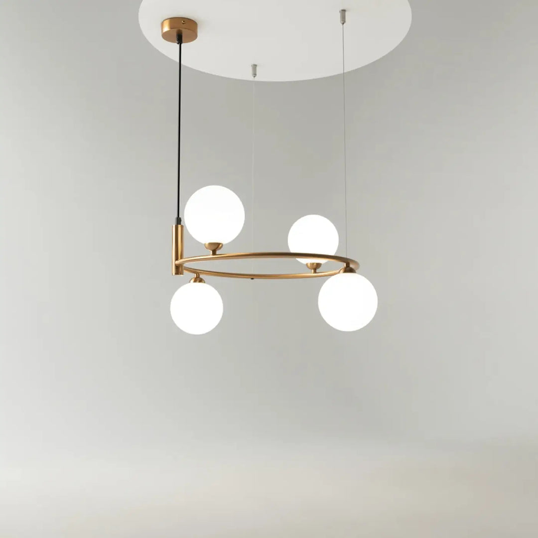 Suspension ring en laiton moderne avec quatre globes en verre dépoli pour une touche art déco élégante
