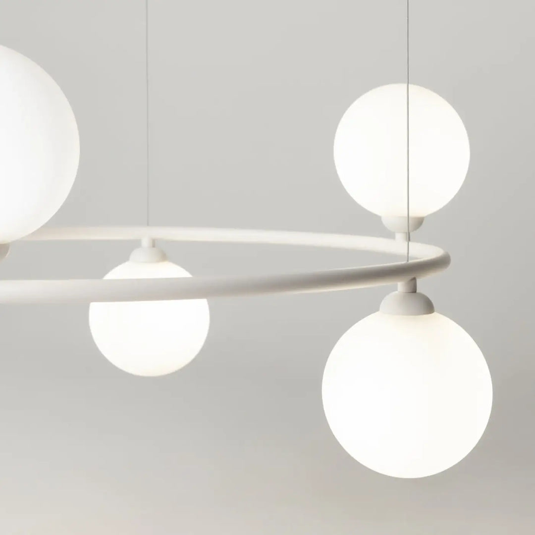 Suspension ring blanc moderne à globes sphériques avec cadre circulaire minimaliste en métal pour une touche art déco