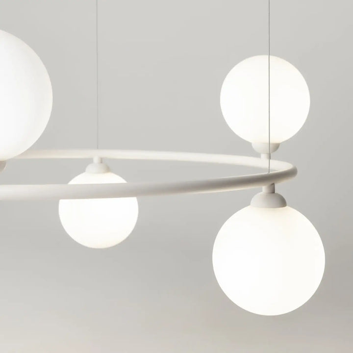 Suspension ring blanc moderne à globes sphériques avec cadre circulaire minimaliste en métal pour une touche art déco