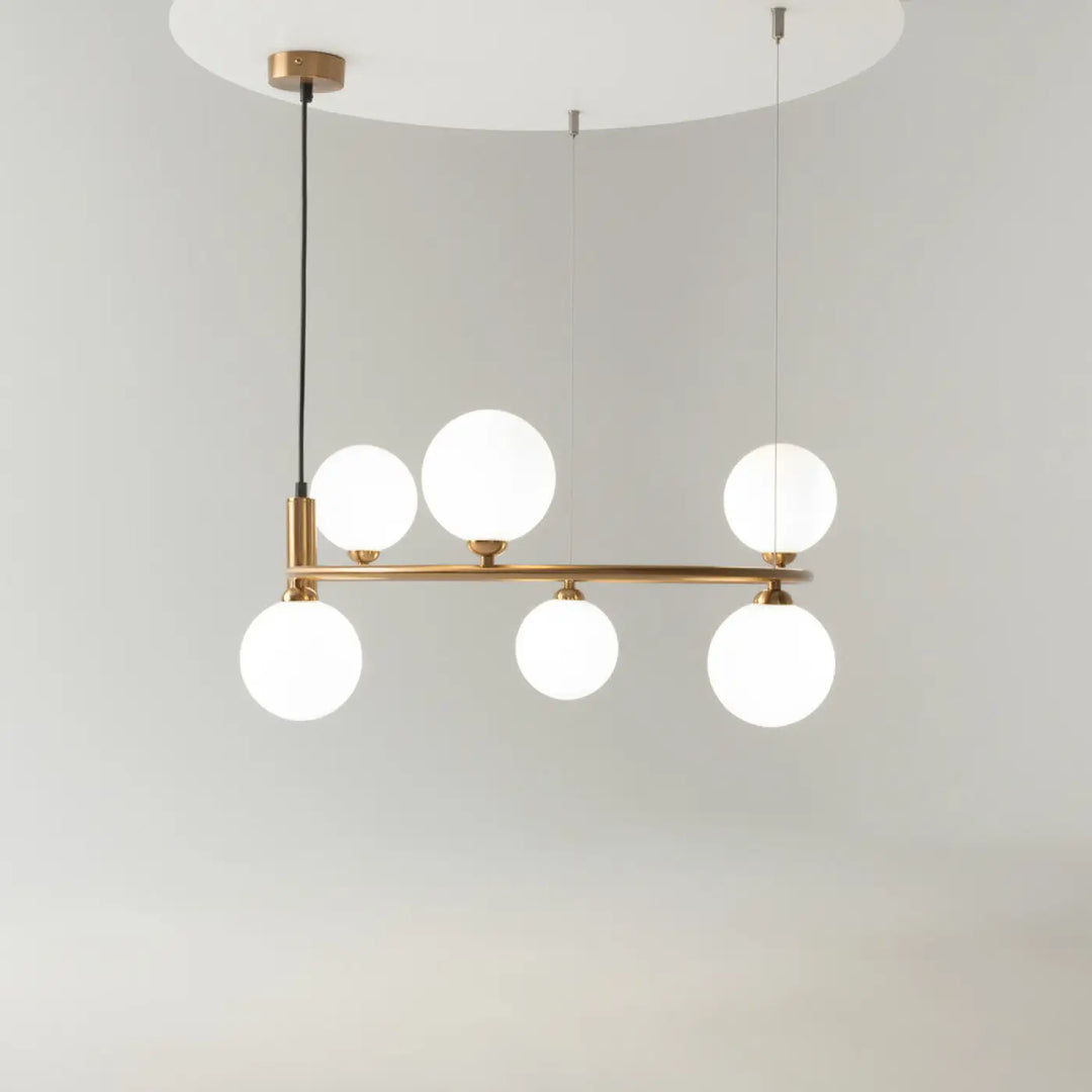 Suspension ring en laiton moderne avec cinq globes en verre dépoli pour une touche art déco élégante