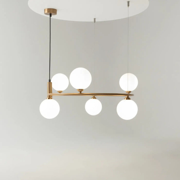 Suspension ring en laiton moderne avec cinq globes en verre dépoli pour une touche art déco élégante