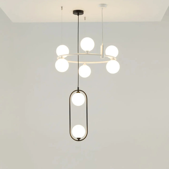 Suspension luminaire ring avec anneau noir et cadres ovales tenant globes en verre dépoli pour une touche art déco
