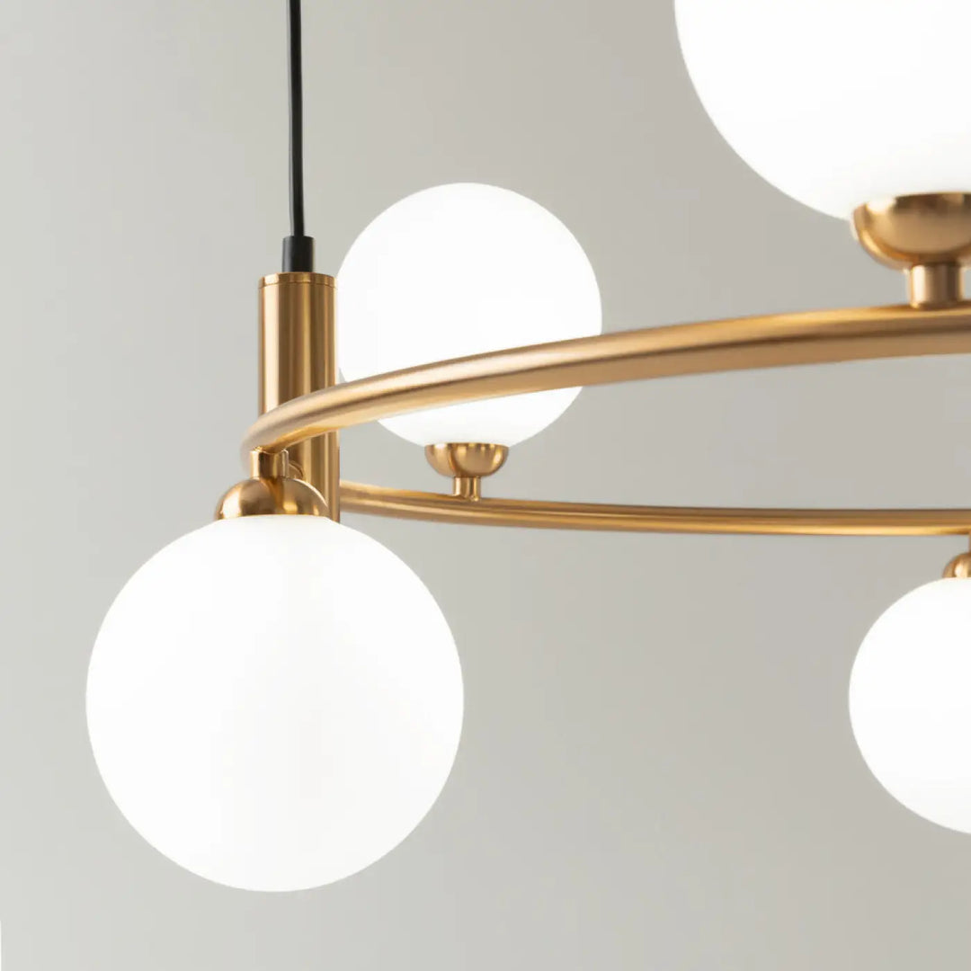 Suspension ring en laiton moderne avec globes en verre blanc givré pour une touche art déco élégante