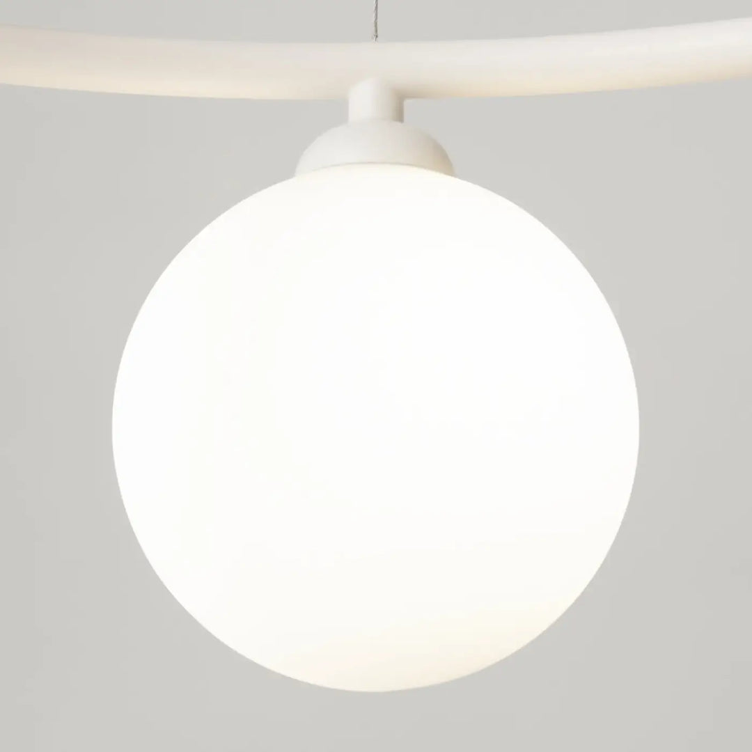 Suspension luminaire ring en forme de sphère blanche minimaliste avec globe en verre givré pour une touche art déco