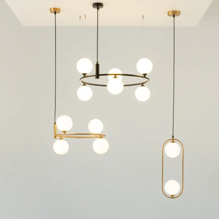 Suspension ring avec cadres métalliques noirs et dorés élégants et globes en verre dépoli pour une touche art déco