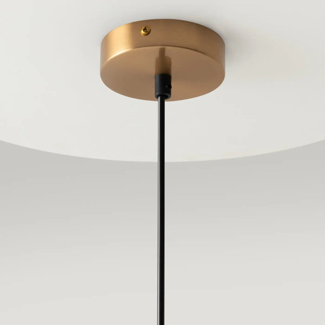 Suspension ring en laiton finition art déco avec cordon noir, parfaite au-dessus d’un îlot cuisine