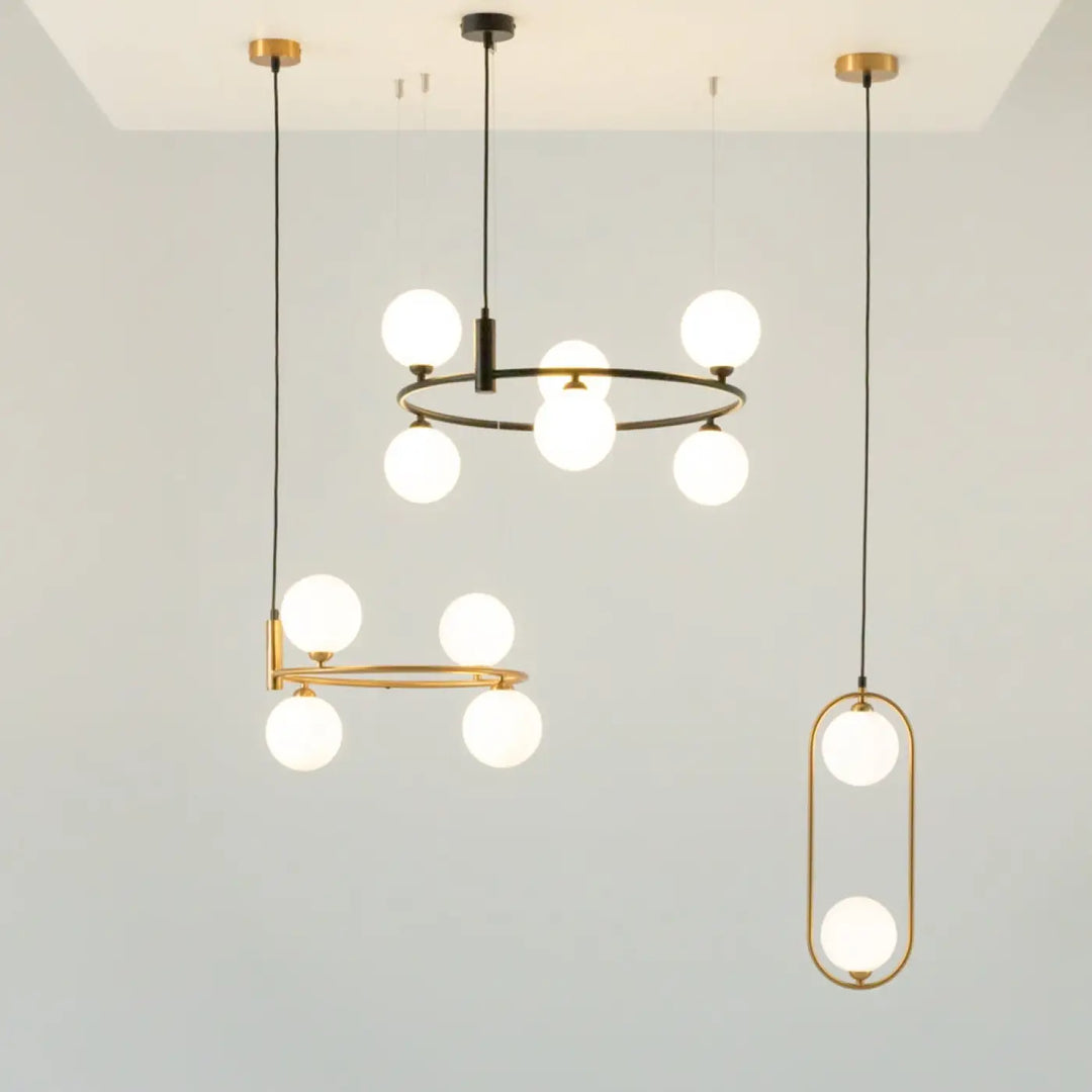 Suspension ring art déco avec cadre métal noir et or et globes en verre dépoli idéale au-dessus d’un îlot