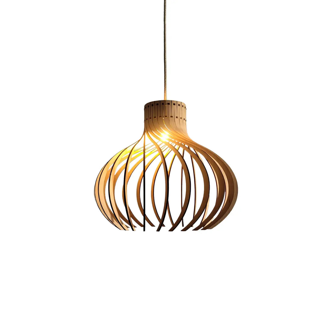 Suspension rinoz piatoni en bois sculptural aux lattes courbées de teinte chaude pour un éclairage moderne