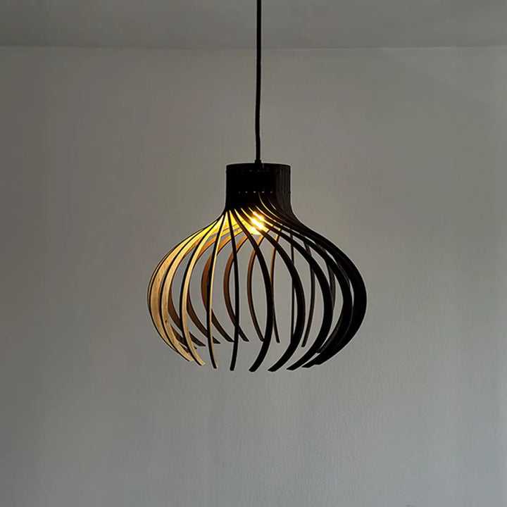 Suspension rinoz piatoni avec design incurvé en lames de bois foncé formant une forme organique autour dampoule chaude