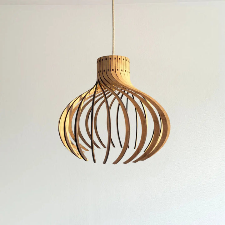 Suspension rinoz piatoni en bois moderne avec lattes incurvées et finition naturelle chaleureuse en forme sphérique organique