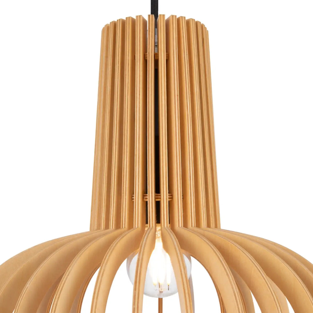 Suspension roots avec lattes en bois naturel doré au-dessus d’une table et ampoule centrale apparente