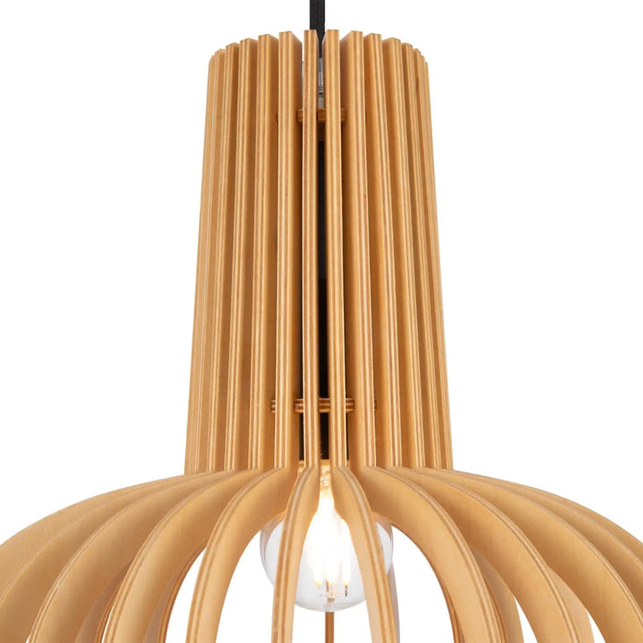 Suspension roots avec lattes en bois naturel doré au-dessus d’une table et ampoule centrale apparente