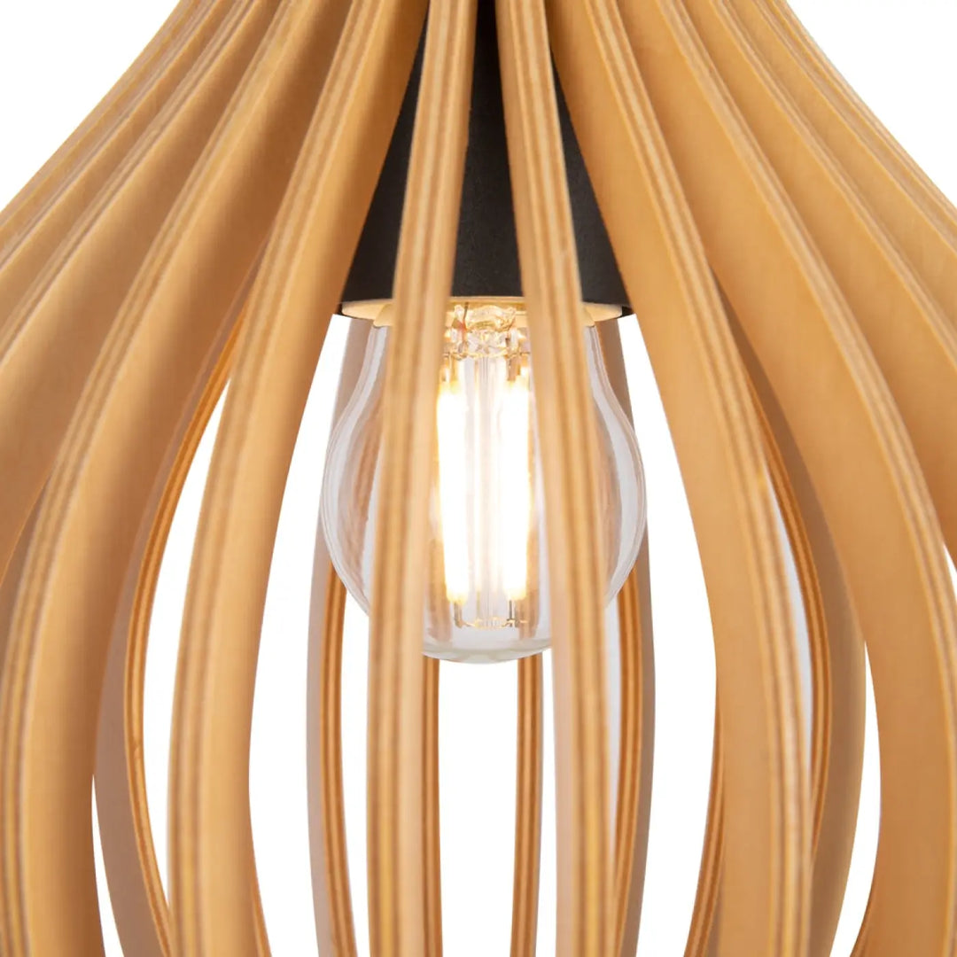 Suspension luminaire roots en bois naturel avec abat-jour conique organique adoucit et ampoule edison visible