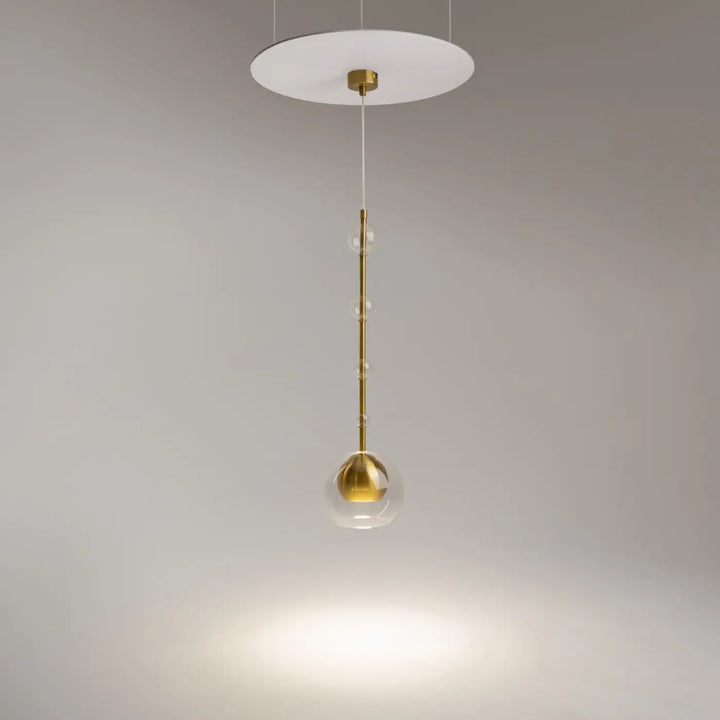 Suspension ros diffuseur vertical avec plaque plafond blanche tige métal doré perles verre et culot gu10 sphérique doré transparent