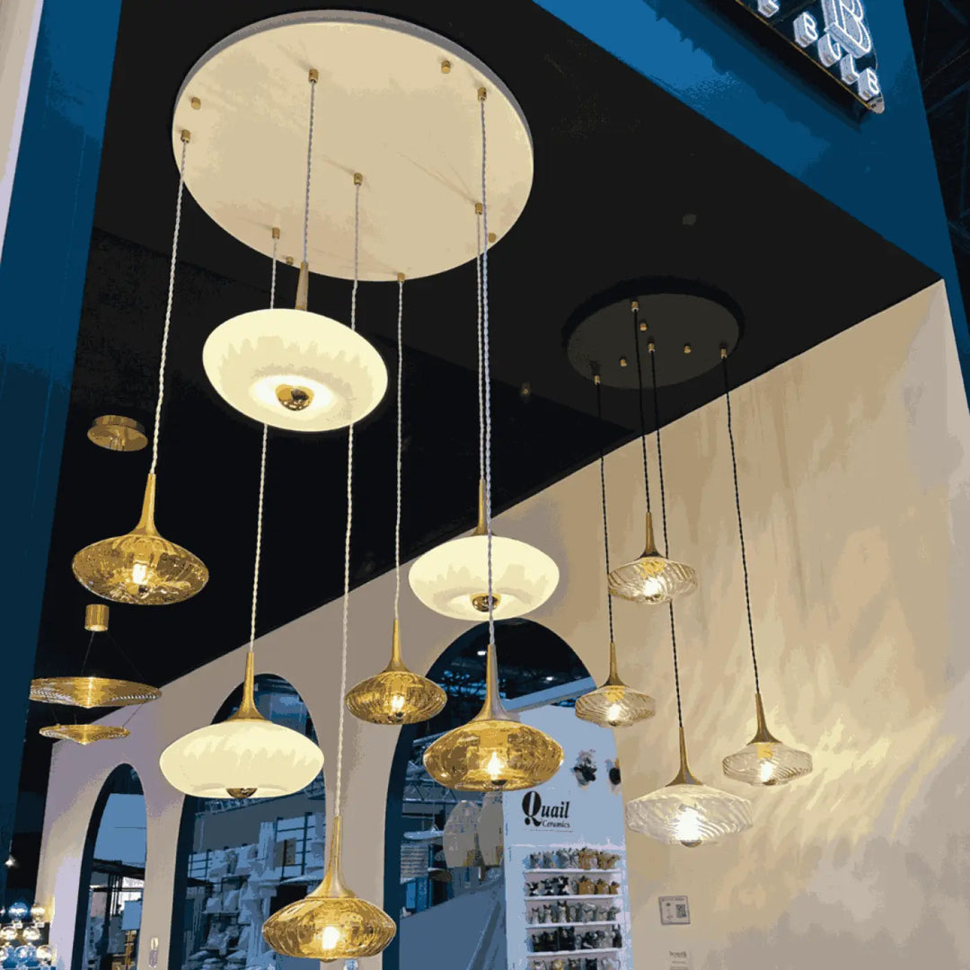 Suspension luminaire grace avec 7 points lumineux en verre soufflé et rosace grace dorée élégante