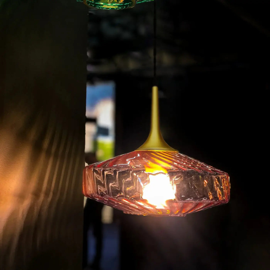Suspension roxanne Ø20 en verre ambré texturé avec tige métallique dorée pour éclairage moderne et élégant