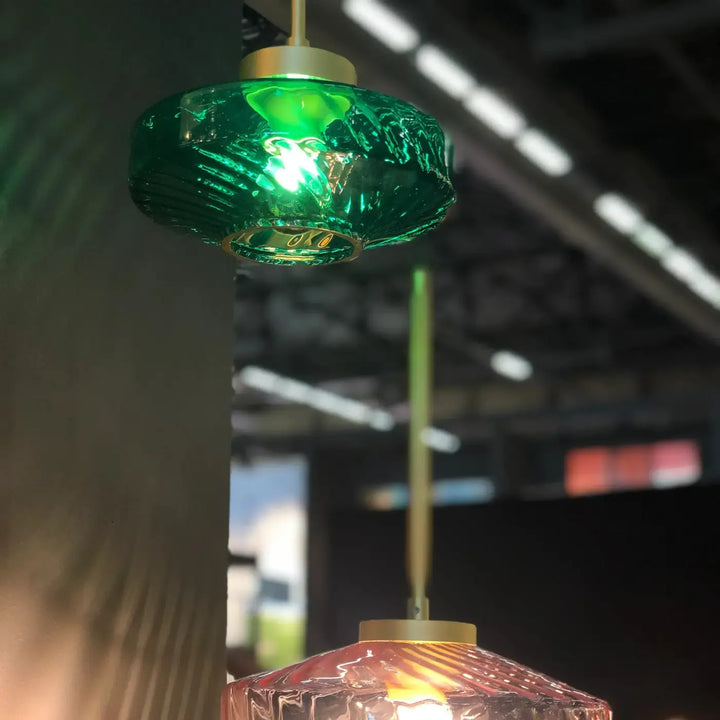 Suspension roxanne Ø20 en verre texturé vert émeraude avec finition métal laiton pour éclairage suspendu