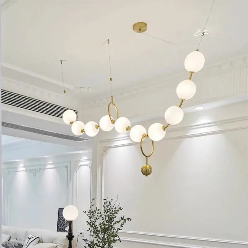 Suspension sculpturale à globes opalins en vague ondulée