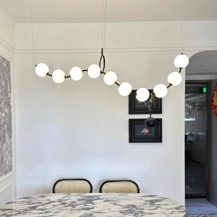 Suspension sculpturale à globes opalins en vague ondulée