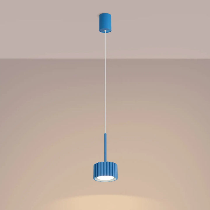 Suspension Aura bleu clair à spot cannelé, allumée