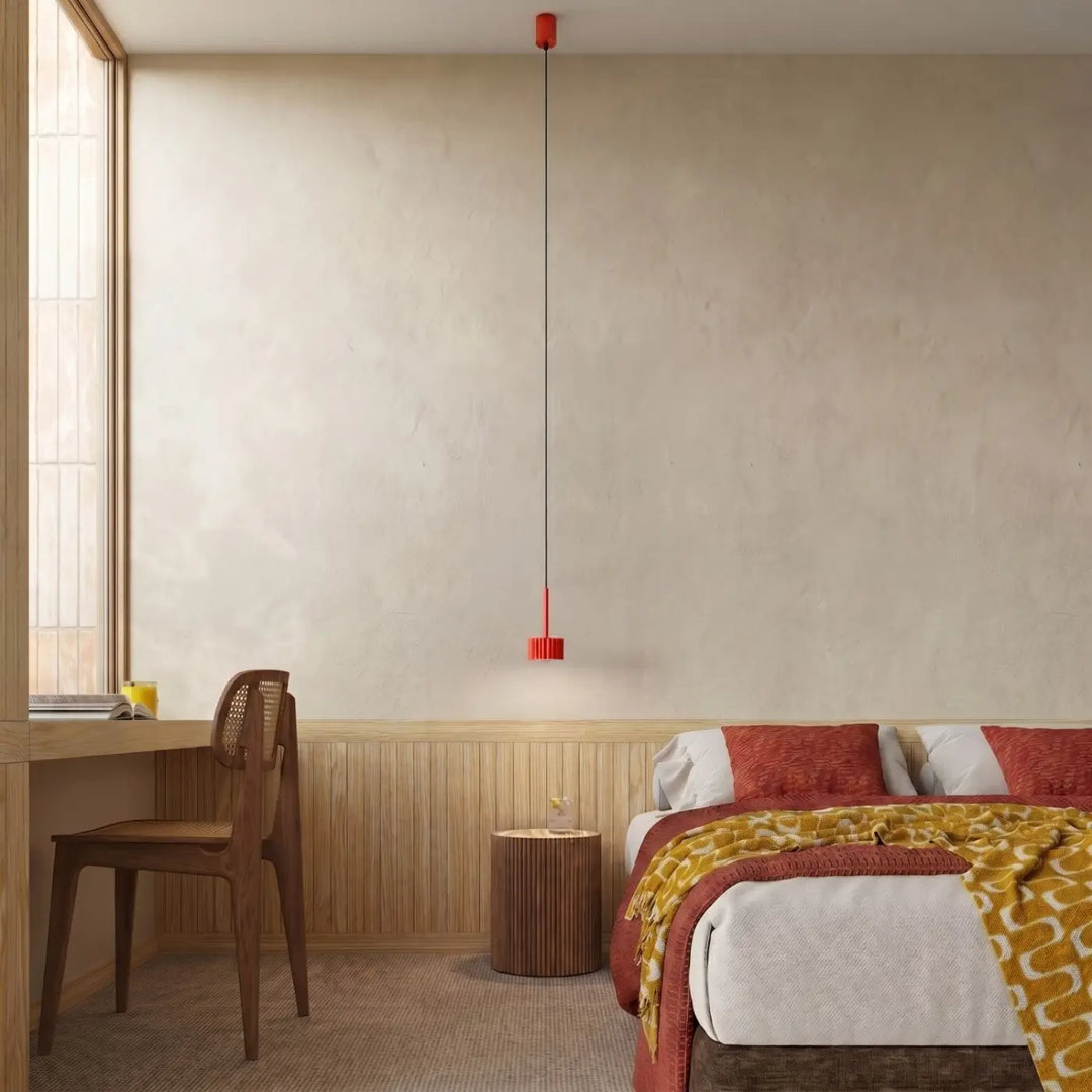 Suspension Aura rouge à spot cannelé dans une chambre