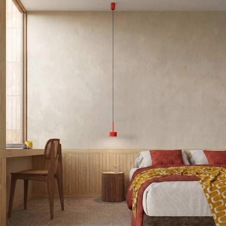 Suspension Aura rouge à spot cannelé dans une chambre