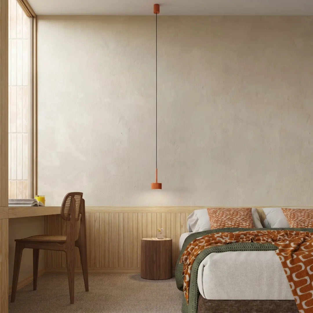 Suspension Aura ocre rouge à spot cannelé dans une chambre