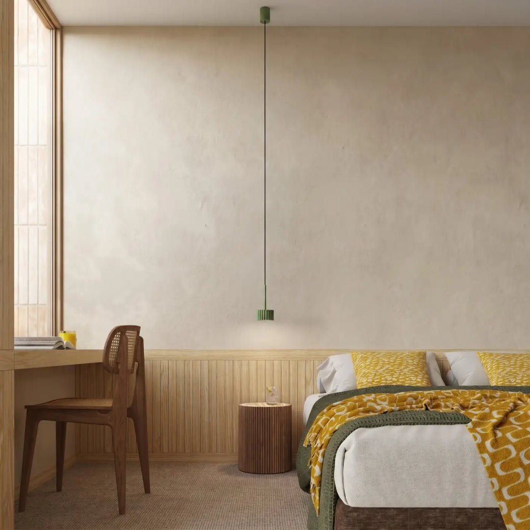 Suspension Aura vert olive à spot cannelé dans une chambre